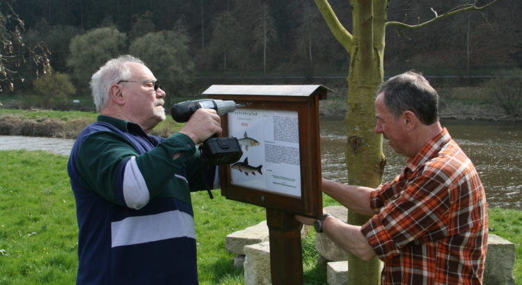 Walter Zeleny und Fred Kaduhr bringen überarbeitetes Schild an